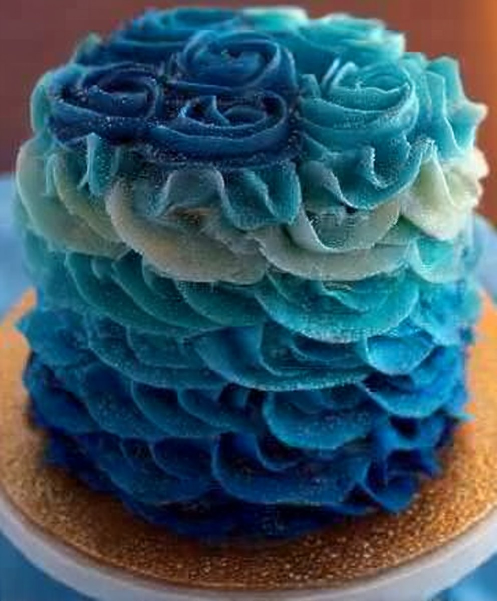 Blauer Ombré-Kuchen, Geburtstagskuchen, blauer Ombré-Kuchen mit Rüschen, Ideen für Geburtstagskuchen image 2